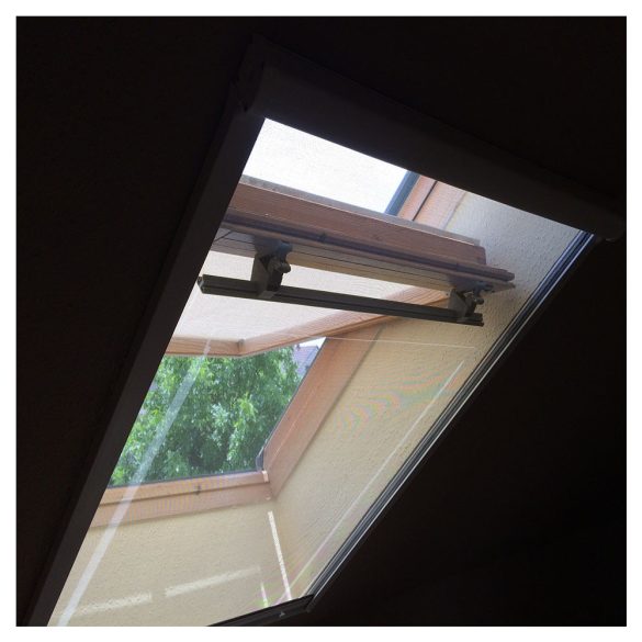 Rolós szúnyogháló, műanyag kerettel, tetőtéri ablakra (aranytölgy fóliás) - egyedi méretre gyártott